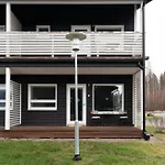 Stylish Two-storey Home, Parking And Sauna Апартаменты