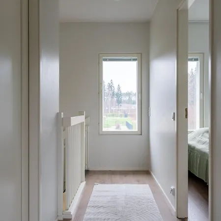 Stylish Two-storey Home, Parking And Sauna דירה