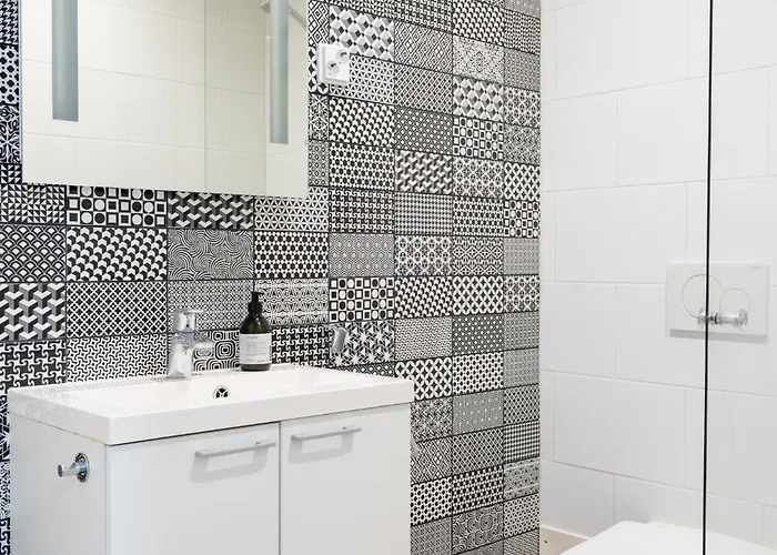 Stylish Two-storey Home, Parking And Sauna דירה *